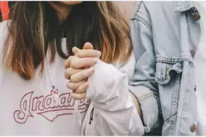 [KUIS] Momen yang bikin gemas saat bareng pacar ini tentukan potret pasangan bucin seperti apakah kamu