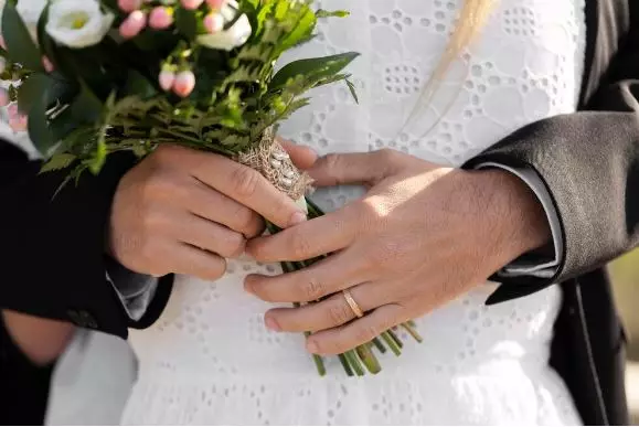 Mengenal konsekuensi pernikahan dini © 2024 brilio.net Mengenal konsekuensi pernikahan dini © 2024 brilio.net