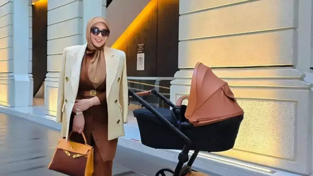 Tas Hermes selalu jadi andalan, momen Syahrini momong baby R ini gayanya bak sosialita sejati