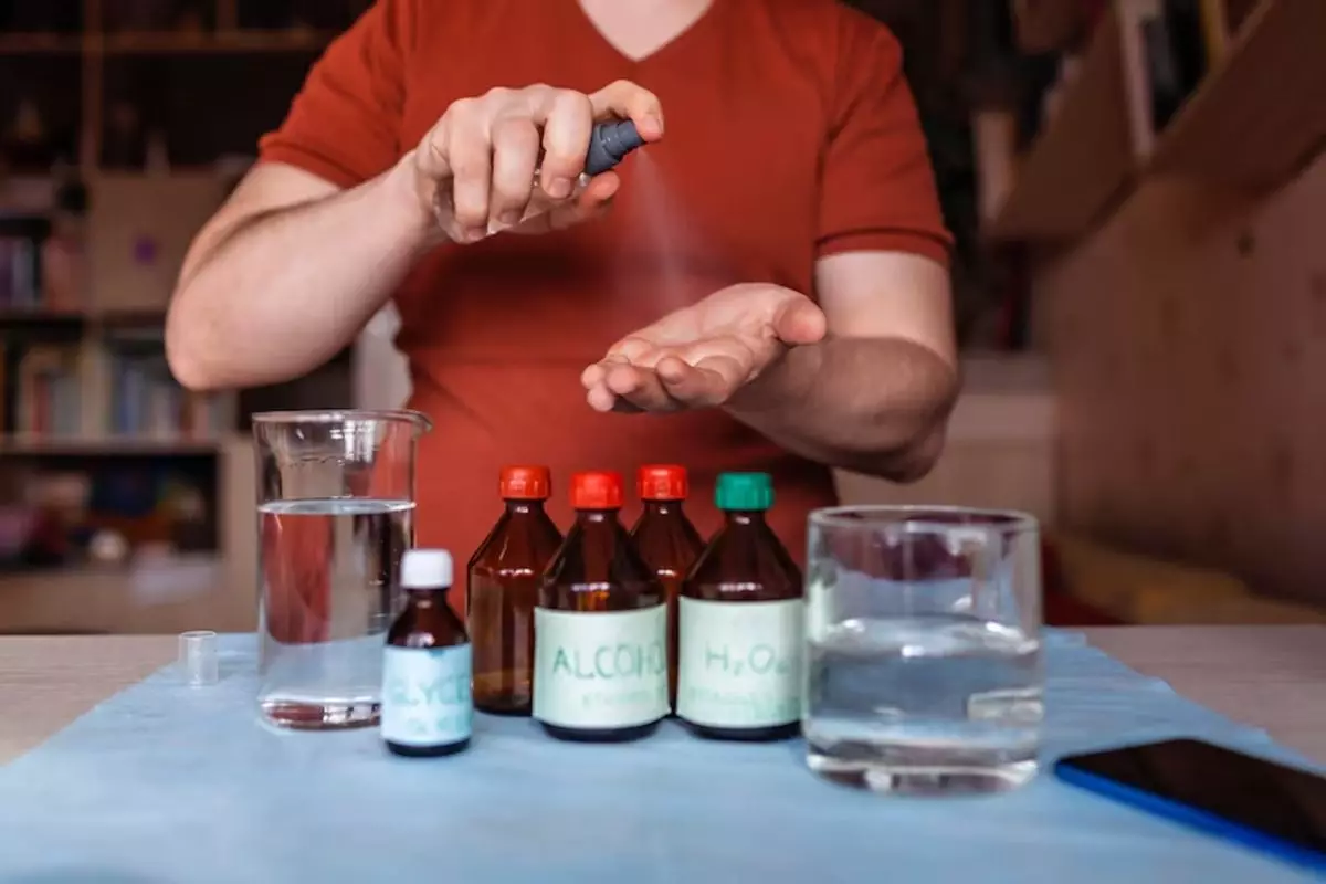 Jelaskan macam-macam zat aditif berdasarkan asalnya, disertai tips mencegahnya