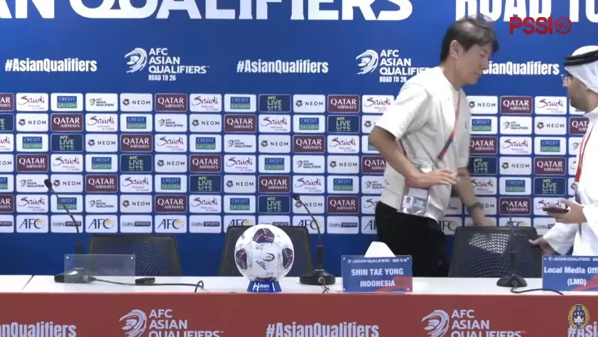 Shin Tae-yong tolak salaman dengan Bahrain © YouTube