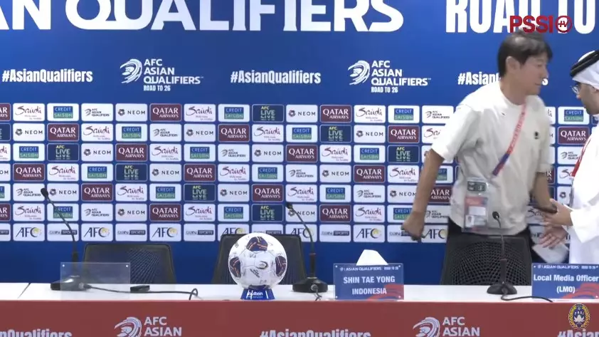 Shin Tae-yong tolak salaman dengan Bahrain © YouTube