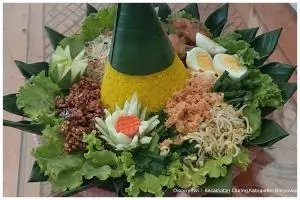 Cara mudah hias tumpeng dengan bahan sederhana agar lebih menarik dan tampak mewah, cocok buat pemula