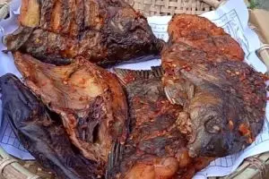 Tak perlu bahan tambahan, ini trik menyimpan ikan asap agar awet hingga berbulan-bulan