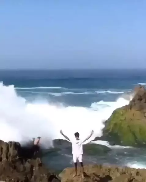 Detik-detik pria hilang terseret ombak pas lagi foto bikin merinding Berbagai sumber