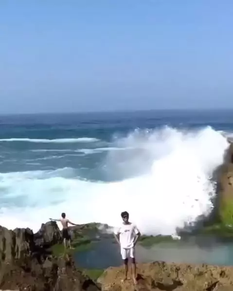 Detik-detik pria hilang terseret ombak pas lagi foto bikin merinding Berbagai sumber