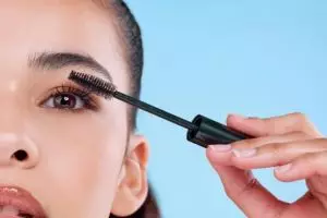 Nggak perlu dihapus, ini trik atasi tampilan maskara yang menggumpal cuma andalkan 1 produk skincare