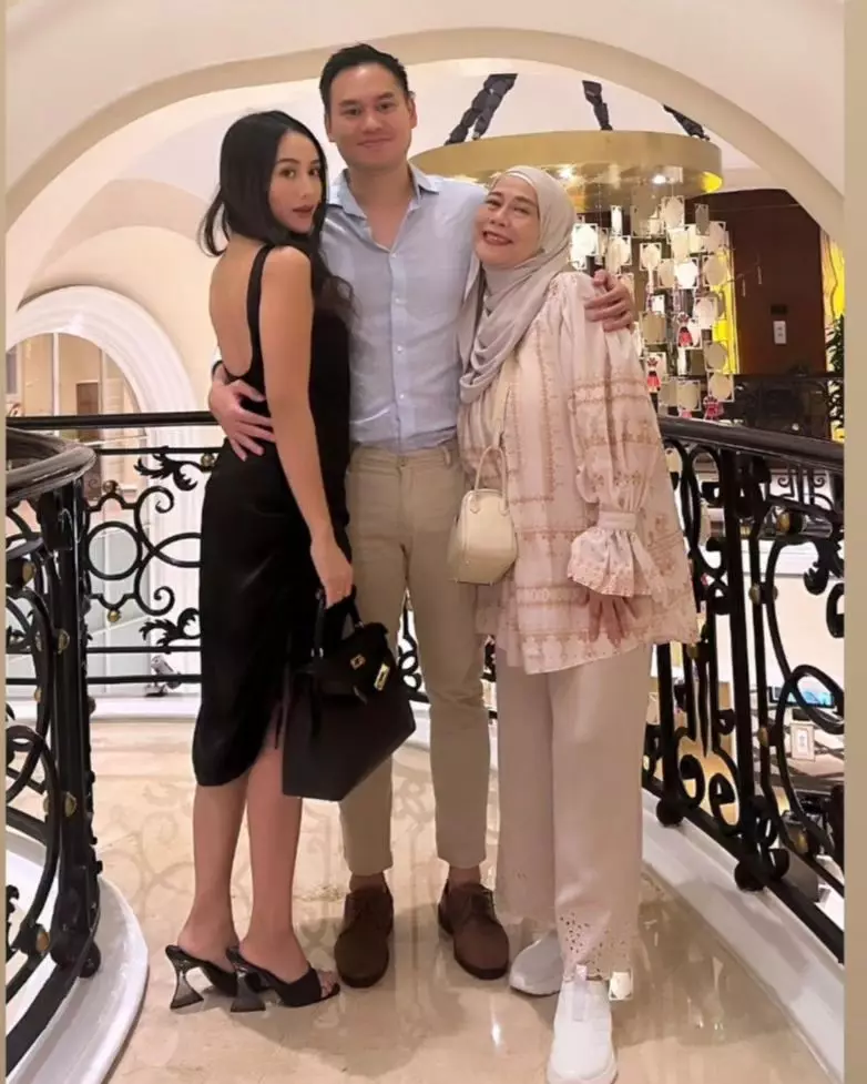 dewi yull minta maaf ke menantu jika putranya kesal © 2024 Instagram dewi yull minta maaf ke menantu jika putranya kesal © 2024 Instagram