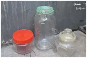 Bukan dicuci pakai sabun, ini trik membersihkan toples kaca kusam jadi kinclong kembali