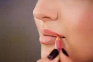 Nggak cuma untuk bibir, ini fungsi lain lip liner yang bisa bikin riasan lebih praktis