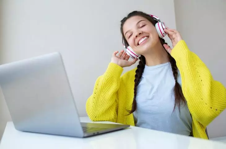 Lagu yang harus diputar di tempat kerja © 2024 brilio.net