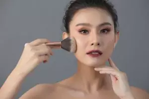 Makeup bebas dempul, trik bikin complexion stay seharian tanpa longsor ini cuma pakai 1 alat pembersih