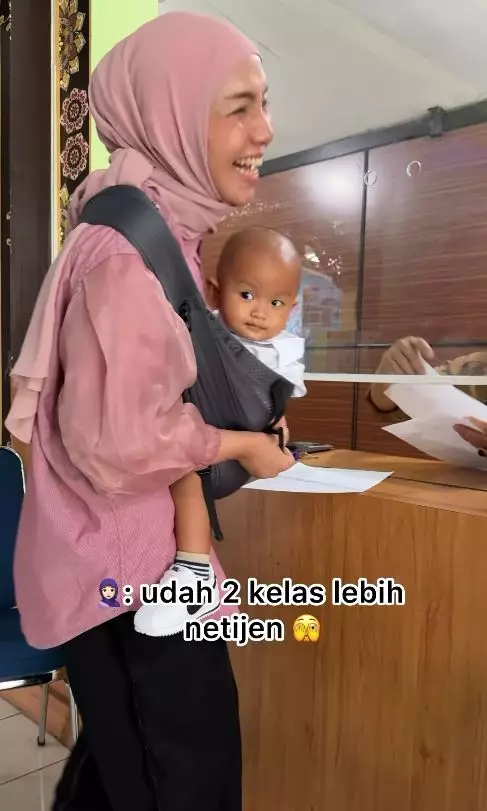 ibu muda ini daftarkan bayinya masuk sekolah © 2024 brilio.net