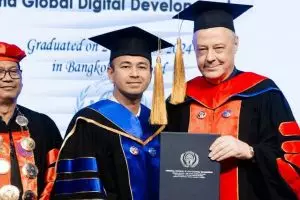 Ketika gelar doktor banyak dikejar oleh orang yang tidak perlu-perlu amat