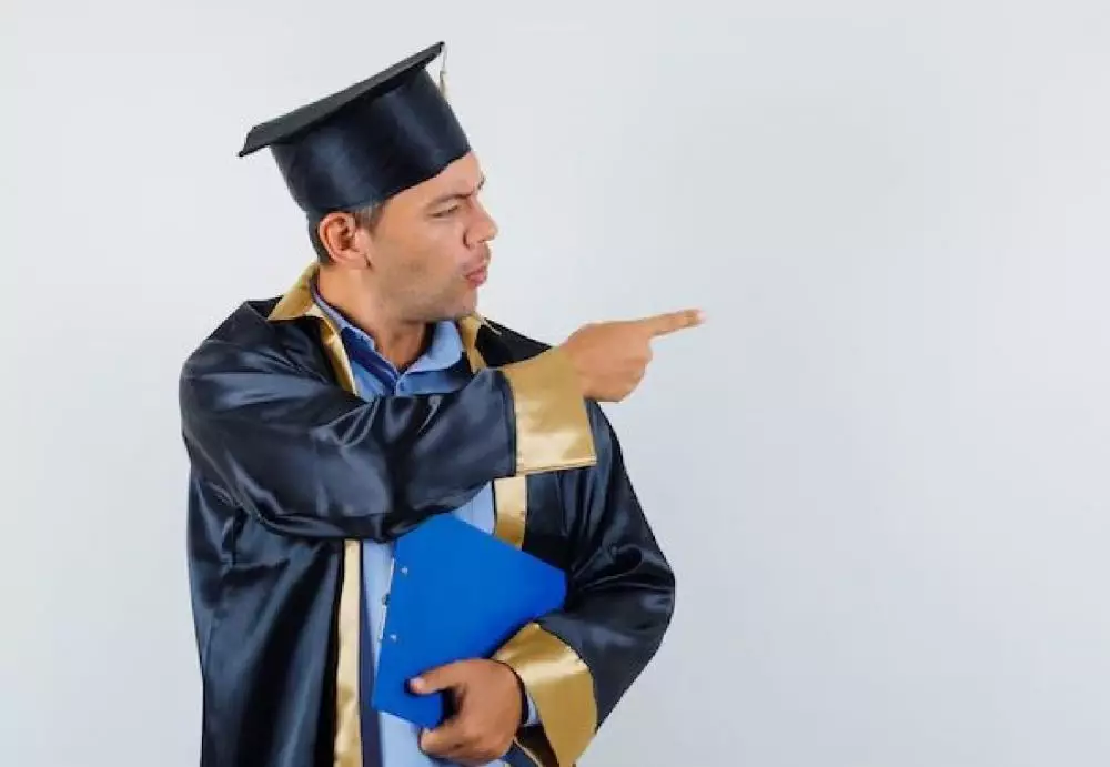 Perbedaan gelar Doktor dan Honoris Causa freepik.com