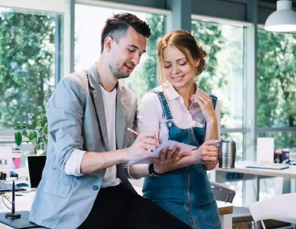 tips menjaga hubungan pacar sekantor freepik.com