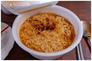 Trik buka bungkus minyak mi instan tanpa mengotori tangan dan gunting