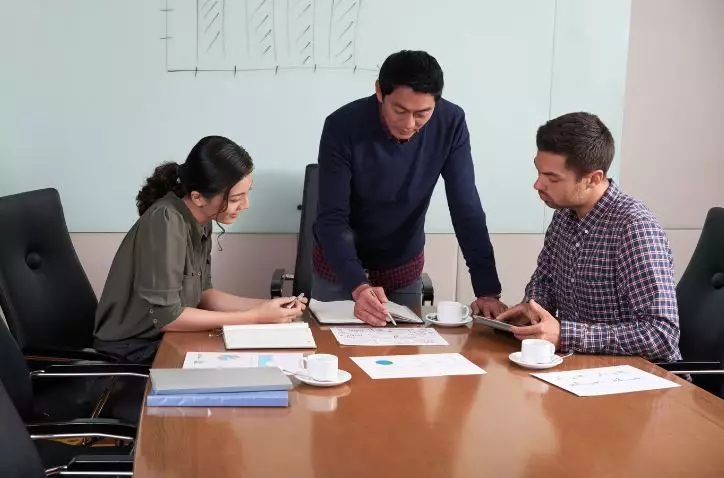 Tipe karyawan di ruang meeting © 2024 brilio.net