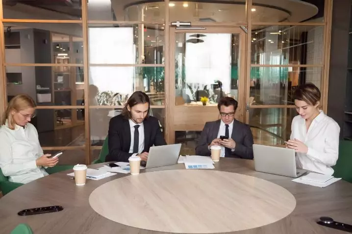 Tipe karyawan di ruang meeting © 2024 brilio.net