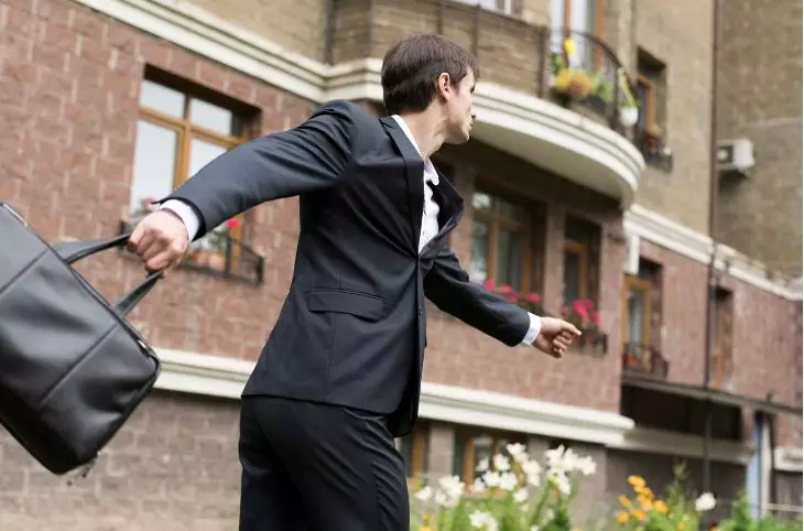 Tipe karyawan di ruang meeting © 2024 brilio.net