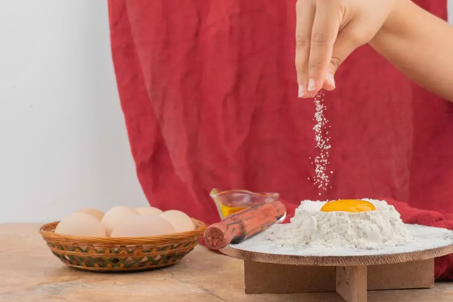 Bahaya menambahkan garam meja ke makanan secara berlebihan © 2024 freepik.com Bahaya menambahkan garam meja ke makanan secara berlebihan © 2024 freepik.com
