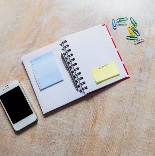 barang yang selalu ada di meja © 2024 brilio.net