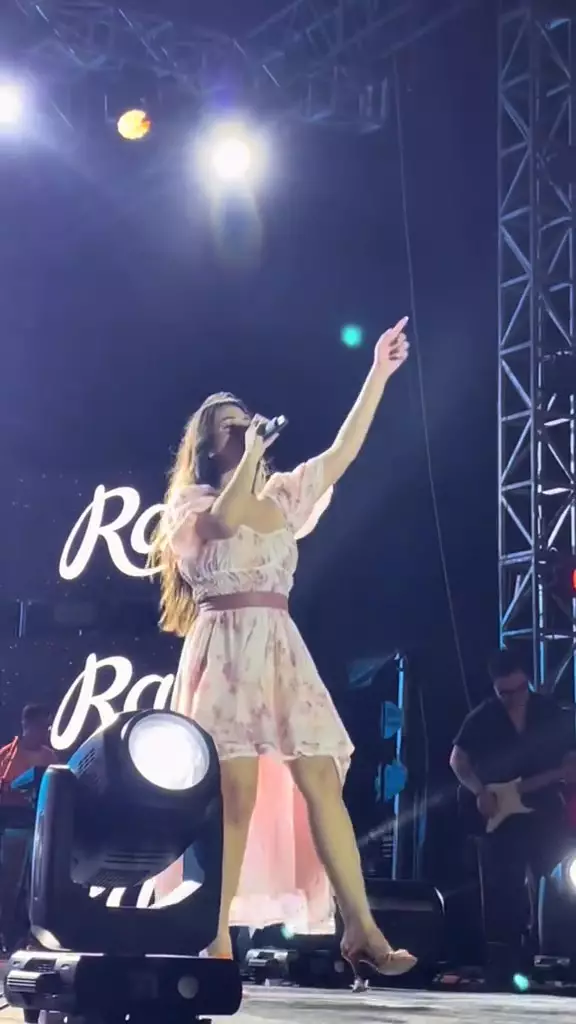 Raisa manggung kena aliran listrik statis berbagai sumber