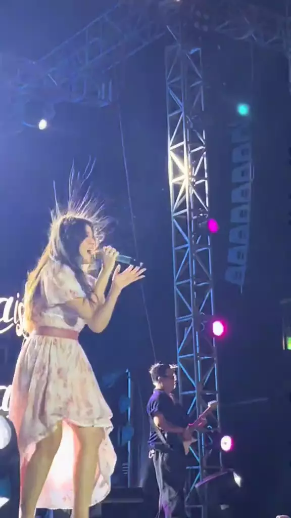 Raisa manggung kena aliran listrik statis berbagai sumber