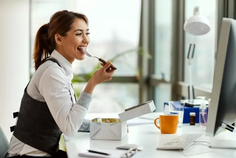 Jenis makanan gratisan di kantor © 2024 brilio.net Jenis makanan gratisan di kantor © 2024 brilio.net