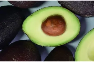 Cara cepat mematangkan alpukat keras sudah dibelah dalam sehari andalkan 1 bahan 