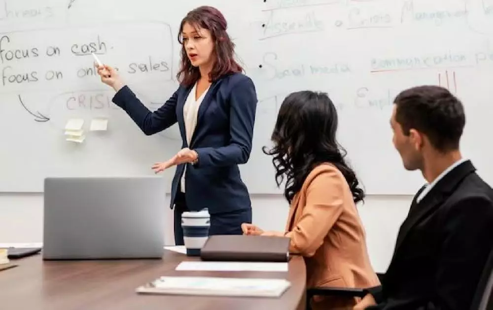 dosen harus S3 freepik.com