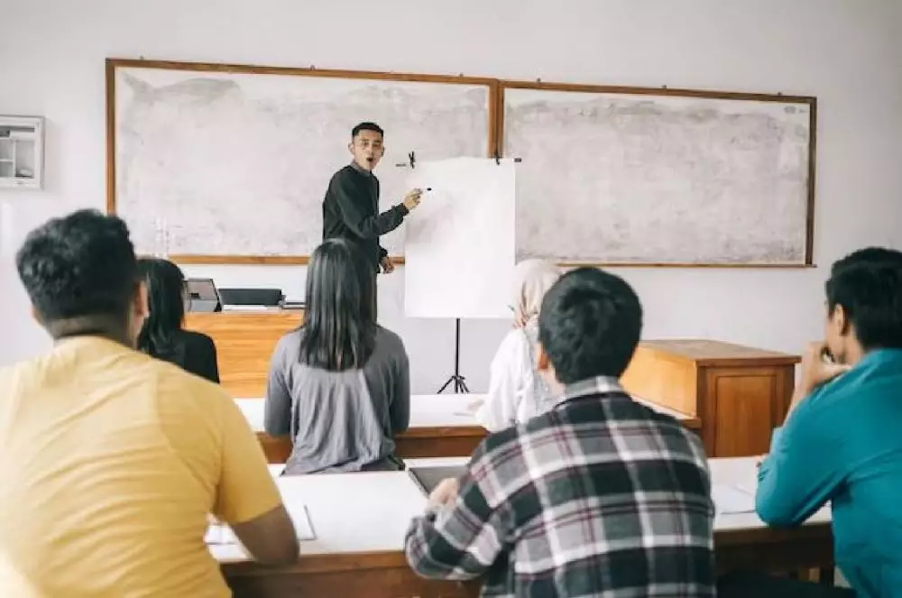 dosen harus S3 freepik.com