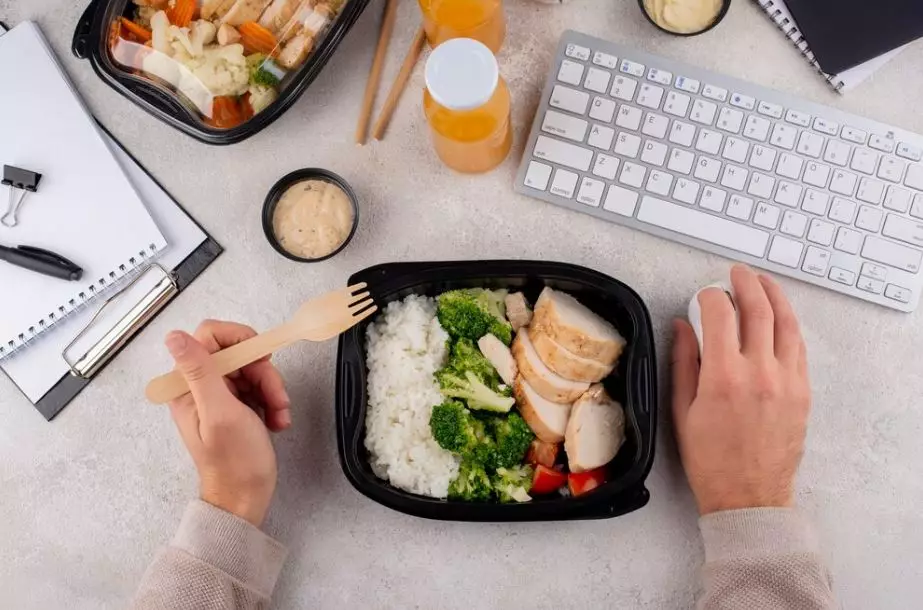 Tips hemat makan siang ala karyawan kantoran © 2024 brilio.net Tips hemat makan siang ala karyawan kantoran © 2024 brilio.net