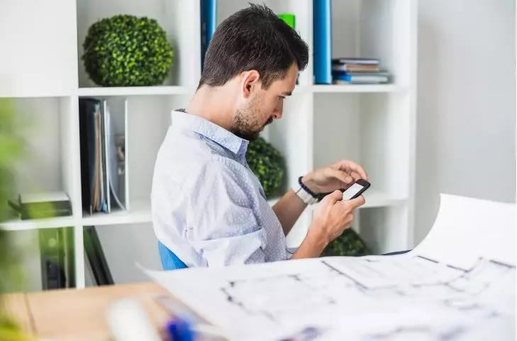 Tipe teman kantor saat lembur © 2024 brilio.net Tipe teman kantor saat lembur © 2024 brilio.net