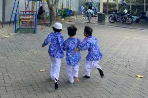 Masa kecil anak TK akan terenggut jika belajar Matematika, bagaimana sebaiknya sikap orang tua?