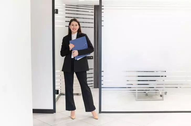 Di balik kebiasaan berdiri terlalu lama © 2024 brilio.net Di balik kebiasaan berdiri terlalu lama © 2024 brilio.net