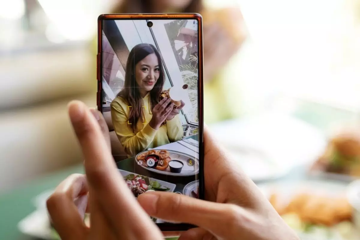 Cara menghilangkan efek mata merah dari foto di perangkat Android dan iPhone