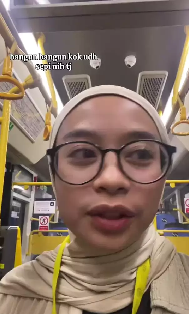 Bagi pengalaman terkunci di Trans Jakarta karena ketiduran TikTok/@bucinwinwin__ Bagi pengalaman terkunci di Trans Jakarta karena ketiduran TikTok/@bucinwinwin__