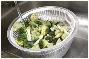 Nggak cuma pakai garam, trik mencuci brokoli agar bebas serangga dan kotoran pakai 2 bahan dapur