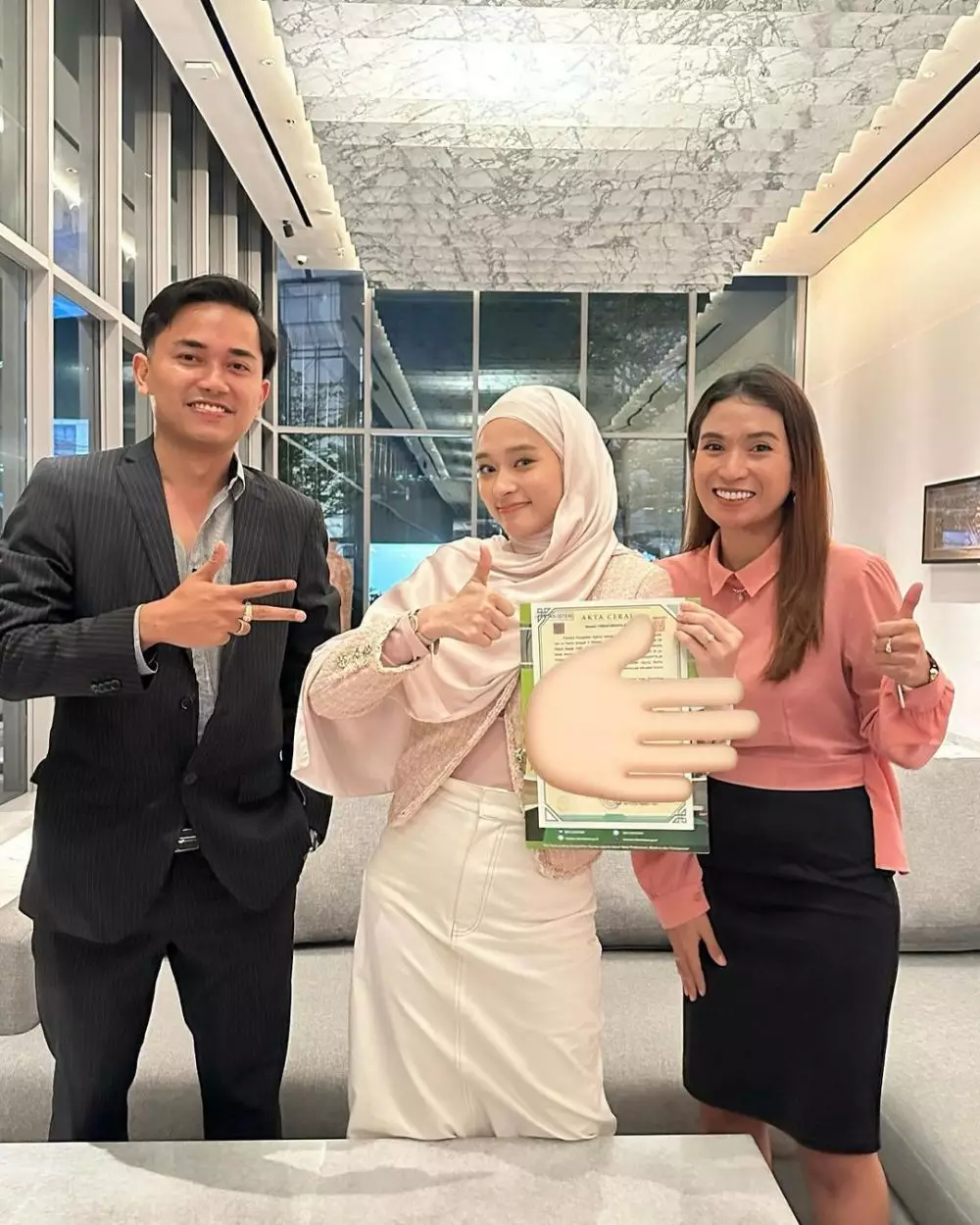 Alasan Inara Rusli mendadak pamer akta cerai © 2024 Instagram Alasan Inara Rusli mendadak pamer akta cerai © 2024 Instagram