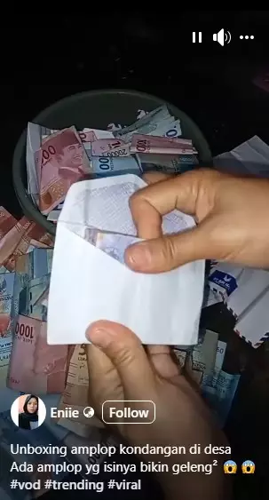 wanita bagikan momen buka amplop © Facebook