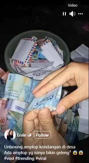 wanita bagikan momen buka amplop © Facebook