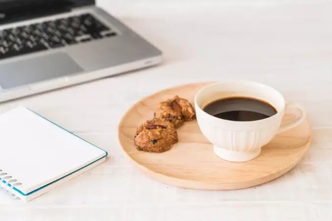 Kebiasaan ngopi karyawan berdasarkan jam kerja © 2024 brilio.net Kebiasaan ngopi karyawan berdasarkan jam kerja © 2024 brilio.net