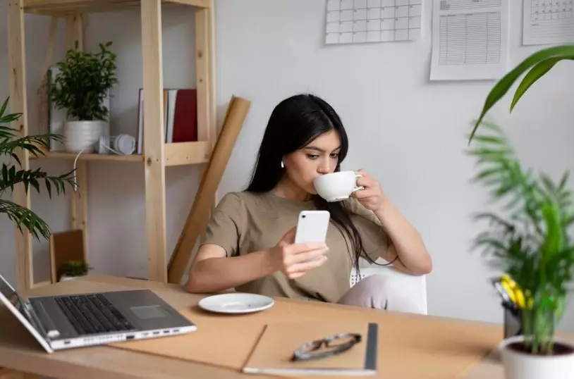 Kebiasaan ngopi karyawan berdasarkan jam kerja © 2024 brilio.net Kebiasaan ngopi karyawan berdasarkan jam kerja © 2024 brilio.net