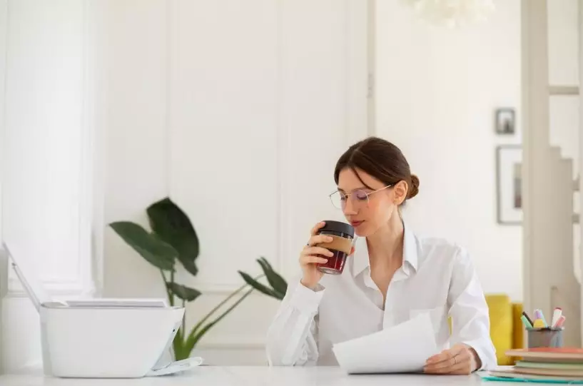 Kebiasaan ngopi karyawan berdasarkan jam kerja © 2024 brilio.net Kebiasaan ngopi karyawan berdasarkan jam kerja © 2024 brilio.net