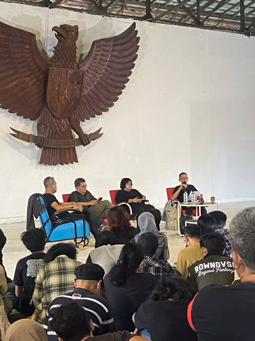 Rocky Gerung: Karangan bunga satir BEM FISIP Unair © 2024 brilio.net Rocky Gerung: Karangan bunga satir BEM FISIP Unair © 2024 brilio.net