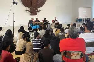 Rocky Gerung: Karangan bunga satir BEM FISIP Unair upaya menghidupkan demokrasi
