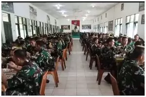 Disiplin terapkan table manner, ini cara makan prajurit TNI agar kepala tetap tegak tak menunduk