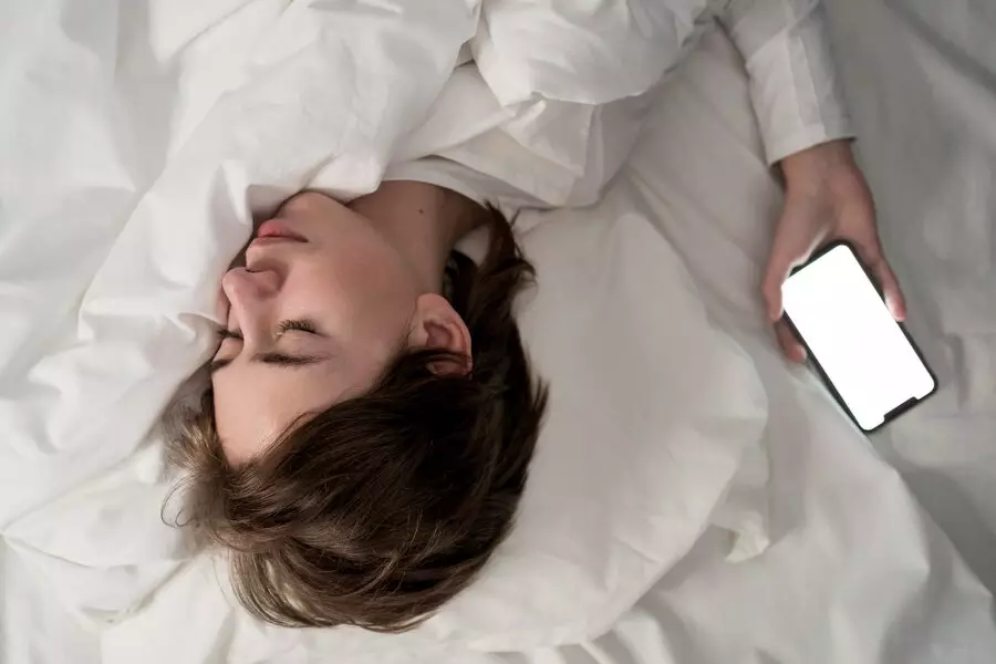 Bahaya letakkan HP di bawah bantal saat tidur © 2024 freepik.com Bahaya letakkan HP di bawah bantal saat tidur © 2024 freepik.com