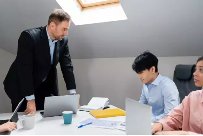 gestur bahasa tubuh bos kamu © 2024 brilio.net gestur bahasa tubuh bos kamu © 2024 brilio.net